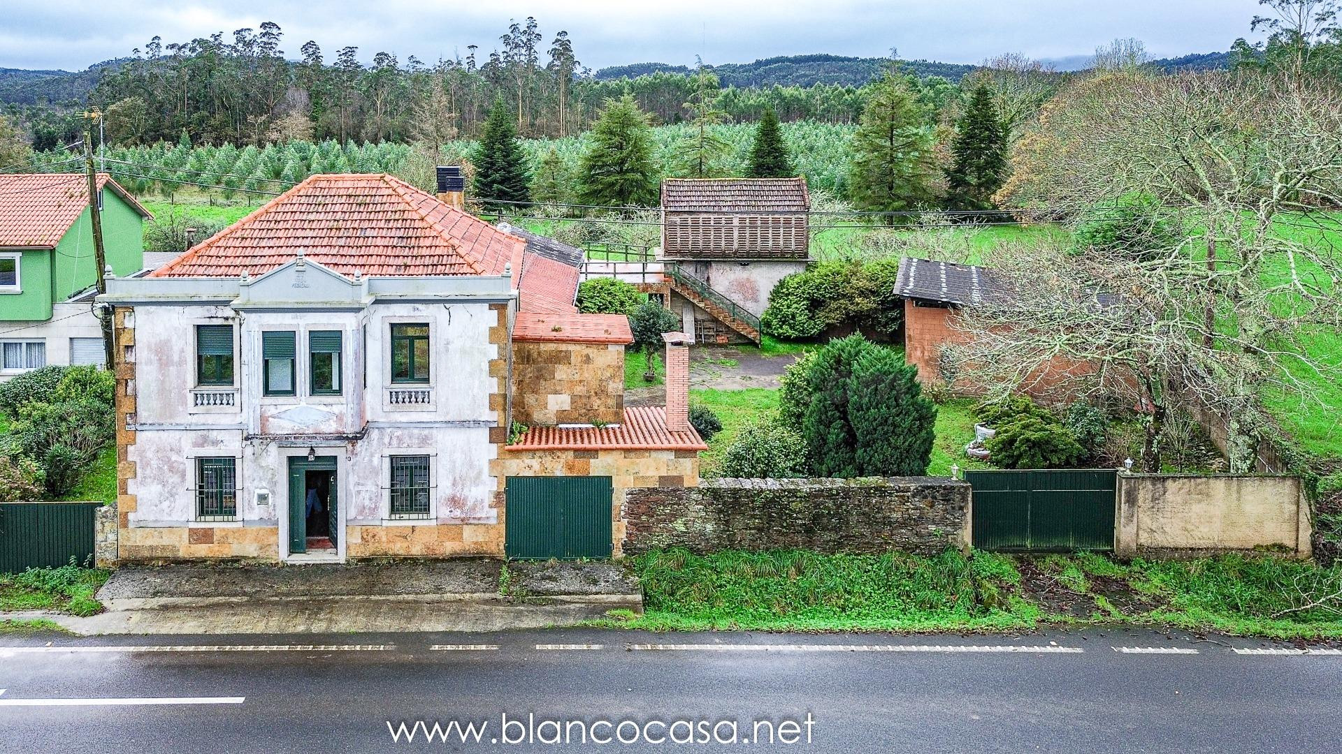 ¡INTERESANTE CASA con 437 m2 y TERRENO de 3.187 m2 por 129.990 €!