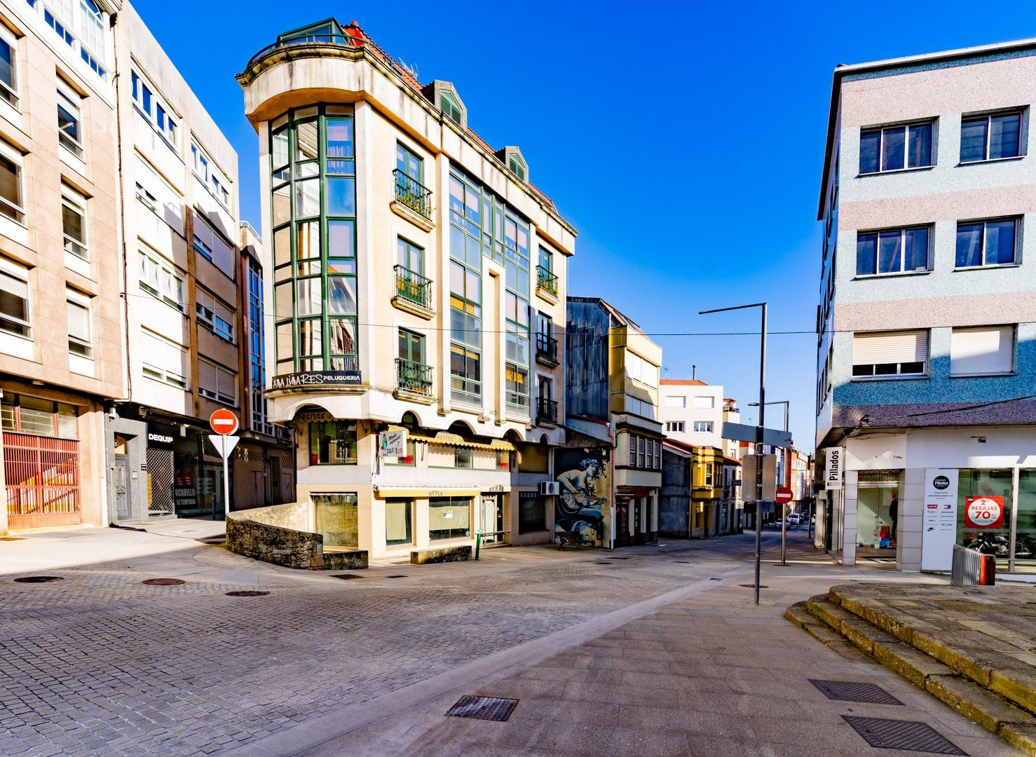 🌟 Local en 1ª planta en pleno centro de Carballo ✨¡Tu próximo negocio empieza aquí! 🏢💡
