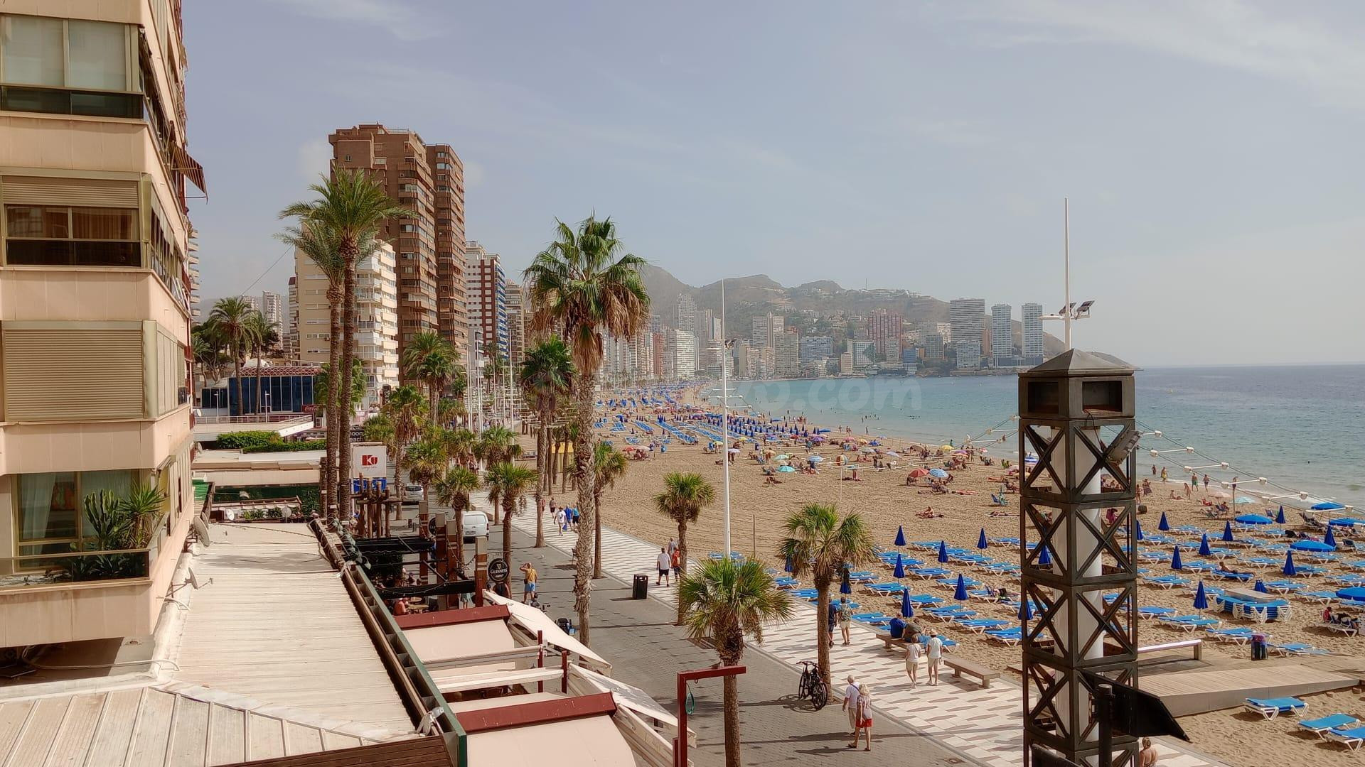 Precioso piso totalmente reformado con gran terraza en 1 Linea playa Levante.