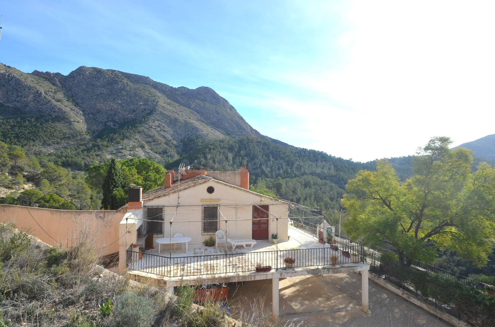 SE VENDE FINCA DE 8 DORMITORIOS CON 900.000M2 DE TERRENO EN ORXETA