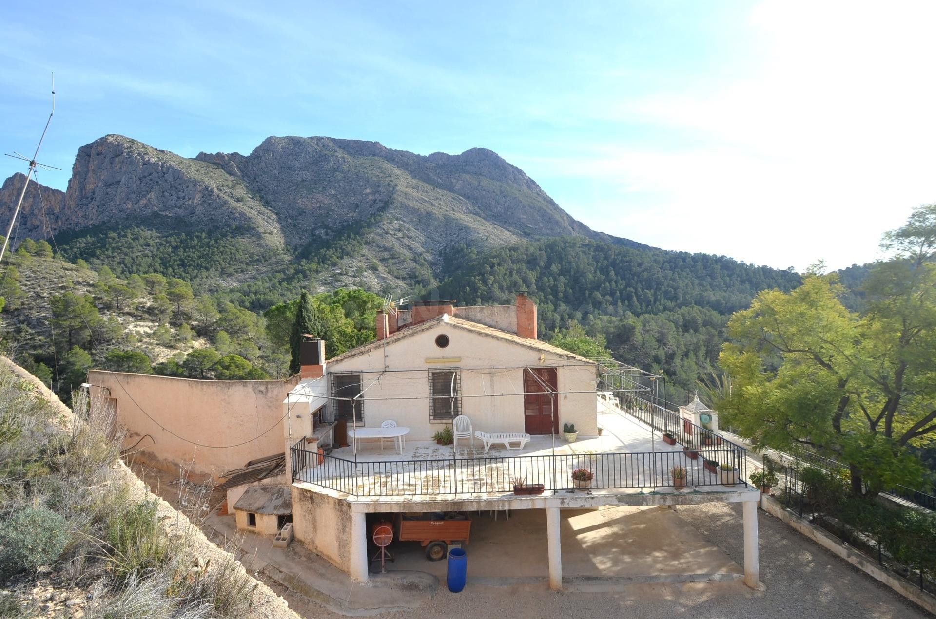 SE VENDE FINCA DE 8 DORMITORIOS CON 900.000M2 DE TERRENO EN  - foto 4