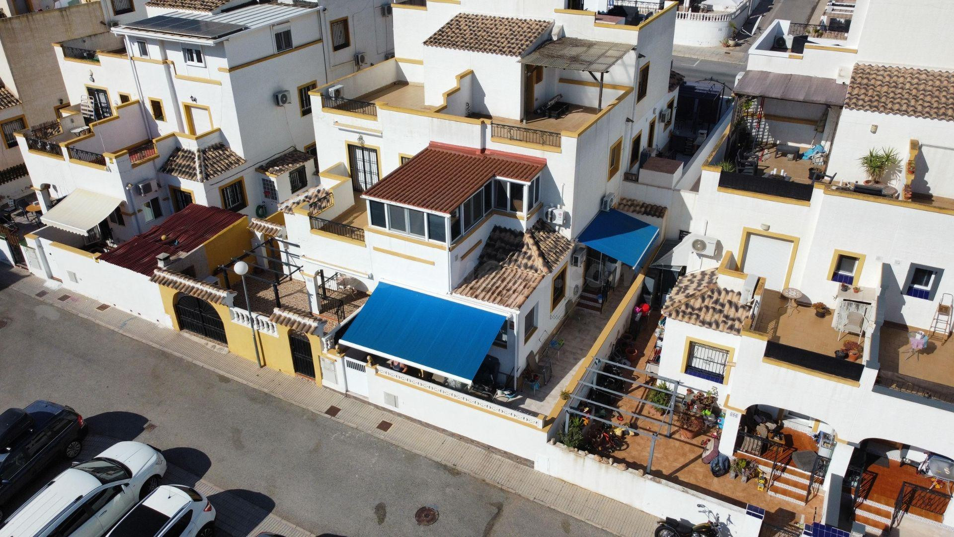 Chalet pareado reformado de 4 dormitorios con solárium, jard