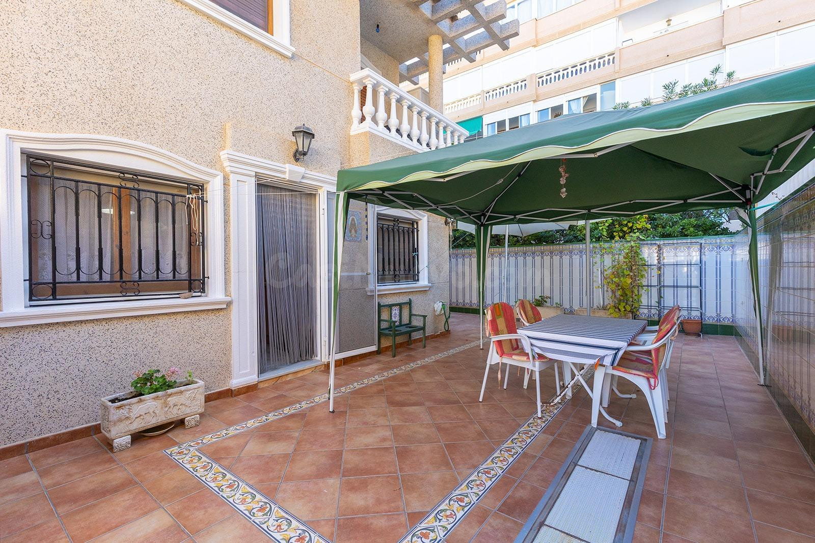 Planta baja de tres dormitorios con gran patio a 150 metros de la playa de La Mata
