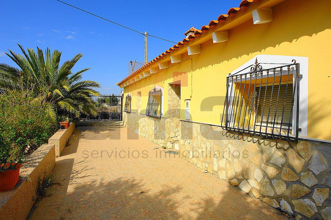 Se vende cortijo con 1.238 m2 de parcela.