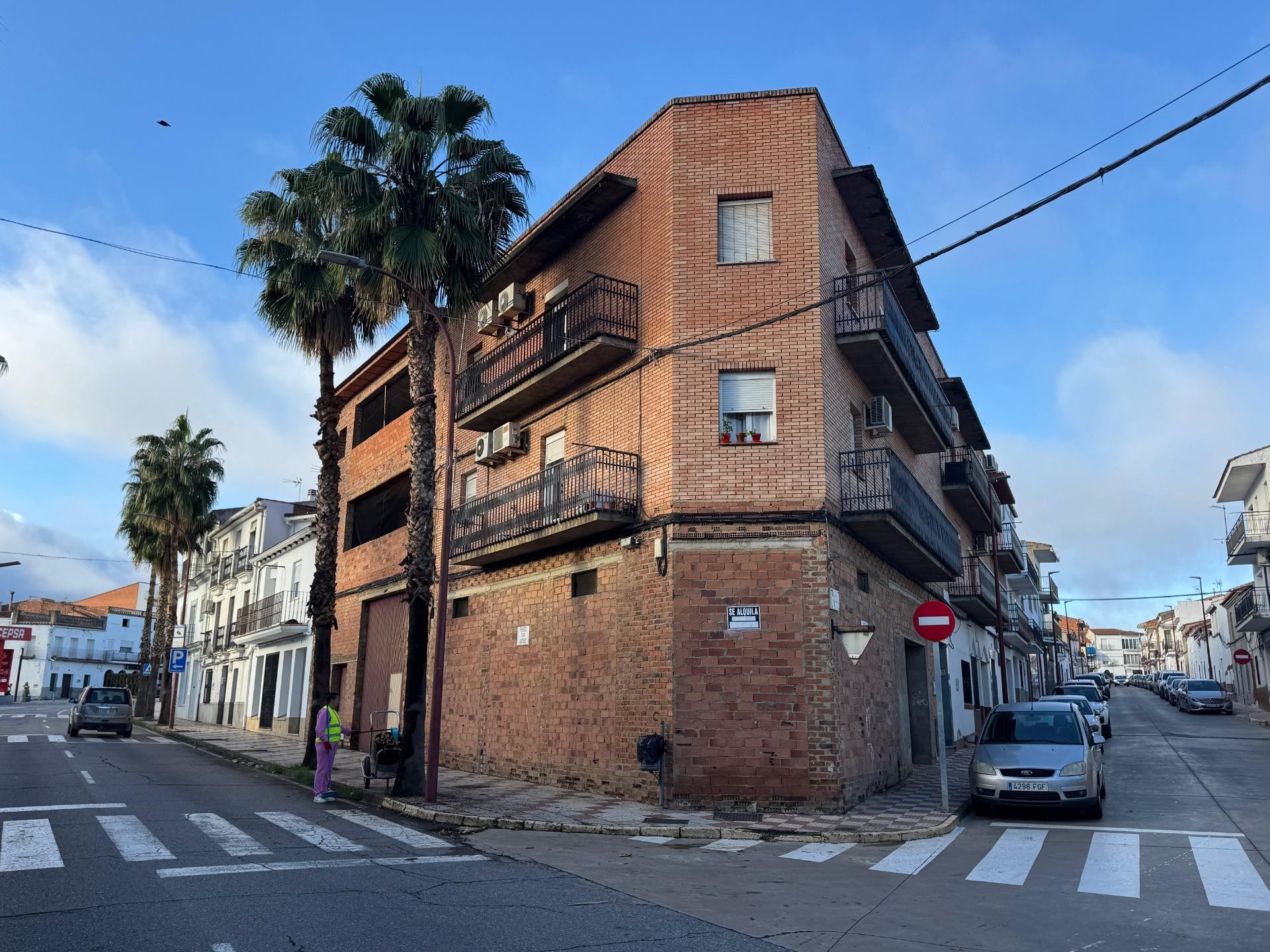 CASABANCO VENDE  PISO DE TRES DORMITORIOS EN HERRERA DEL DUQUE.