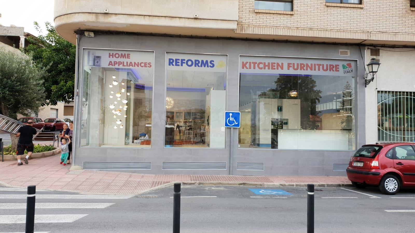 Fantástico local comercial en pleno corazón de Alfaz del Pi. Reformado y con 5 escaparates.