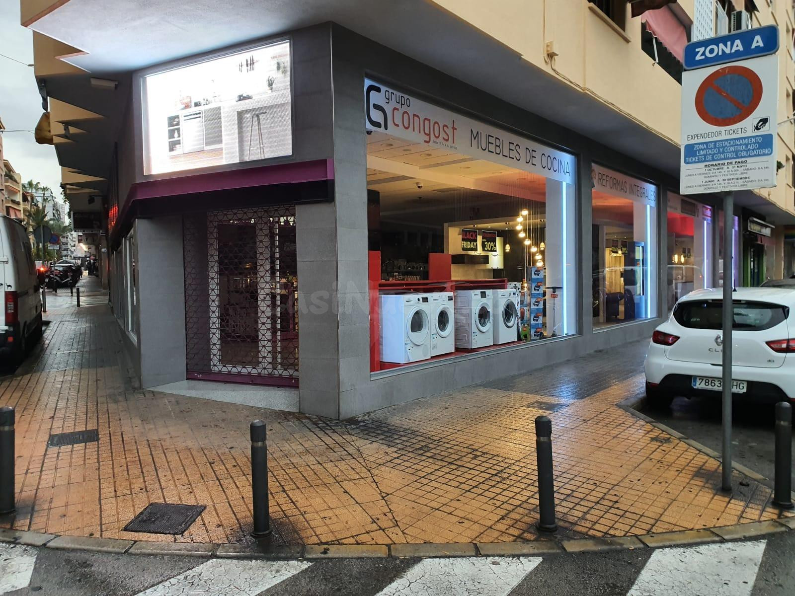 Se Vende- Local en Benidorm con 7 escaparates