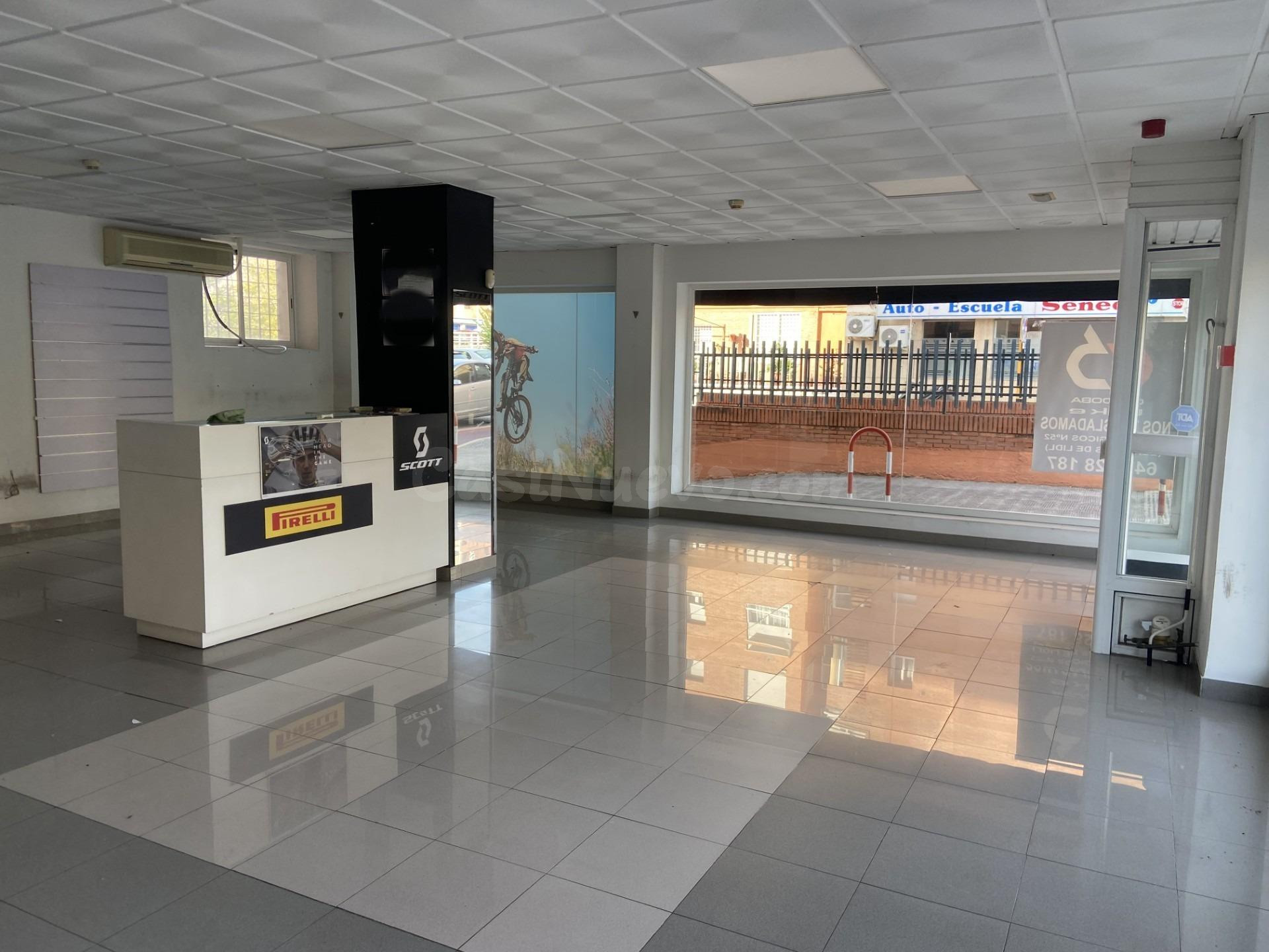 Local Comercial en Avenida de Carlos III. Haciendo Esquina