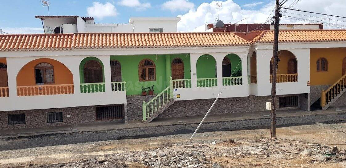 Amplia vivienda con azotea privada con terreno de 830 m2 en  - foto 4