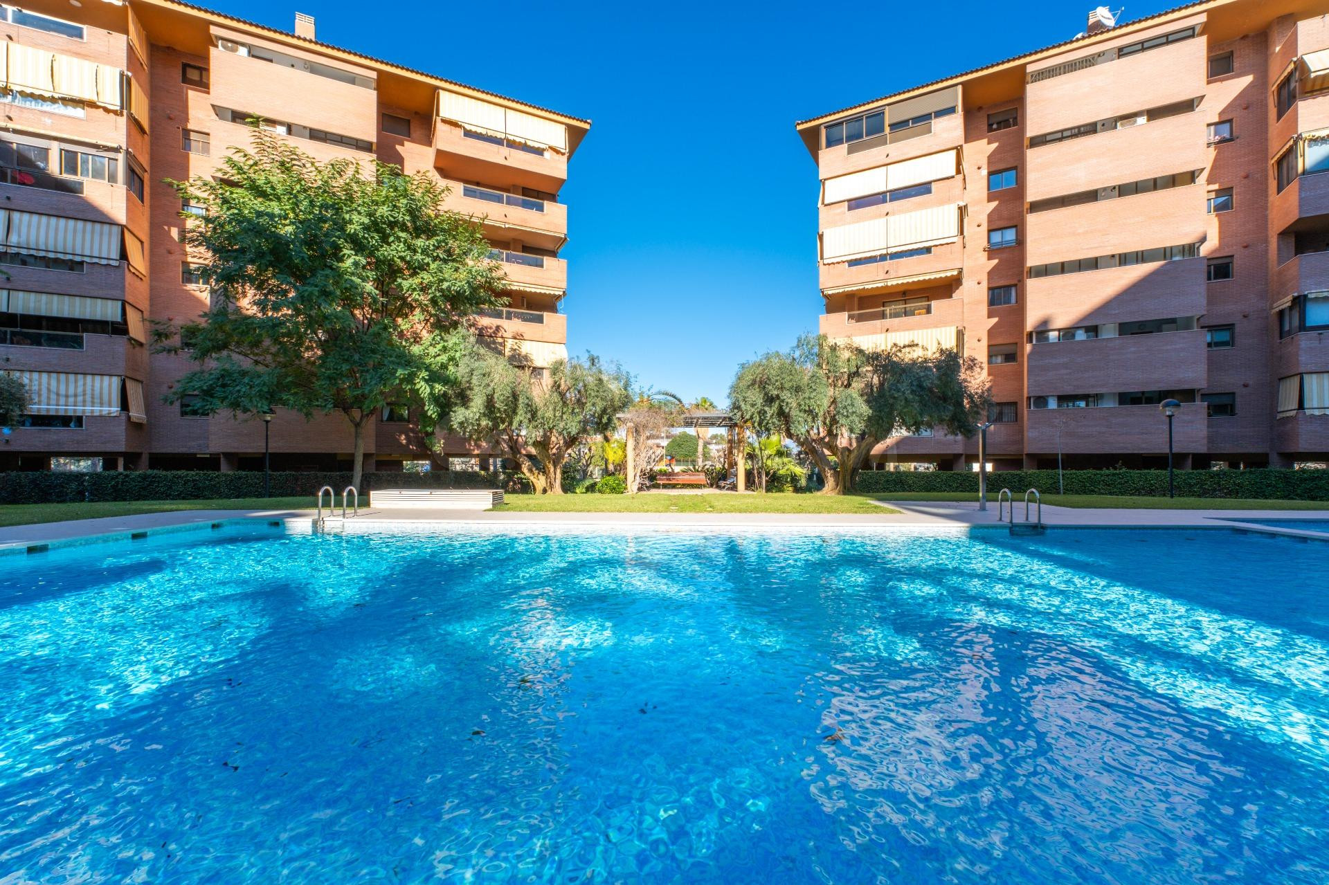 Amplia vivienda en urbanización completa junto a Clínica Vistahermosa y Jesuitas – Alicante