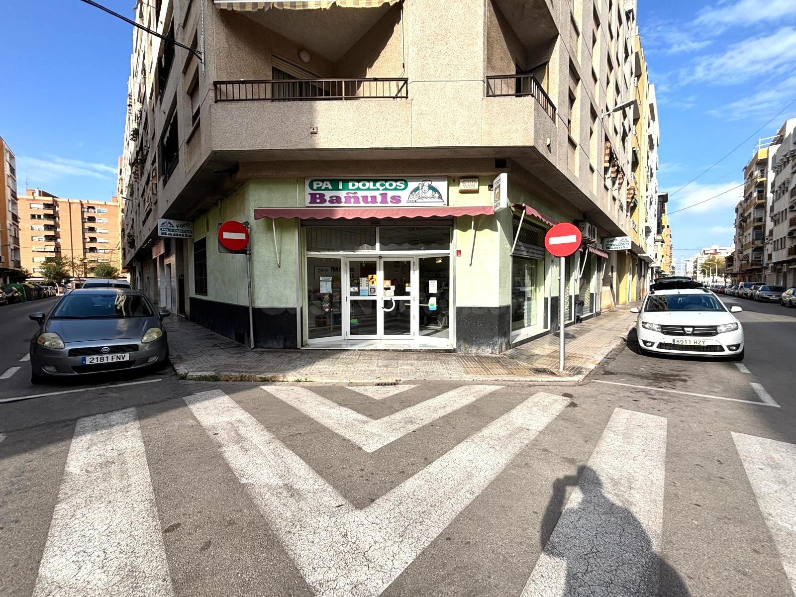 ESPECIAL PANADEROS. Local comercial en actividad en el barrio del Raval. Clientela fidelizada.