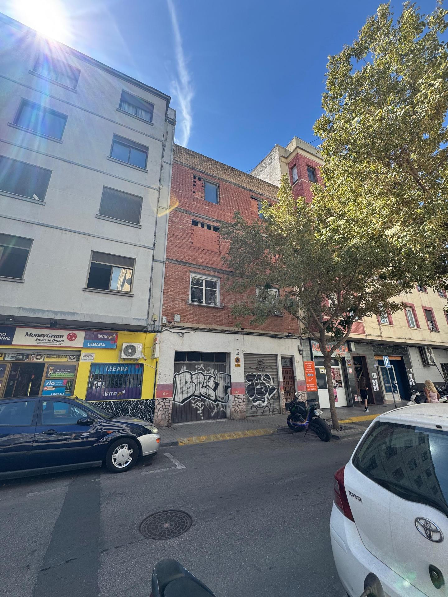 🏢💼 ¡EDIFICIO EN VENTA EN EL CENTRO DE GANDÍA – A UN PASO DEL - foto 2