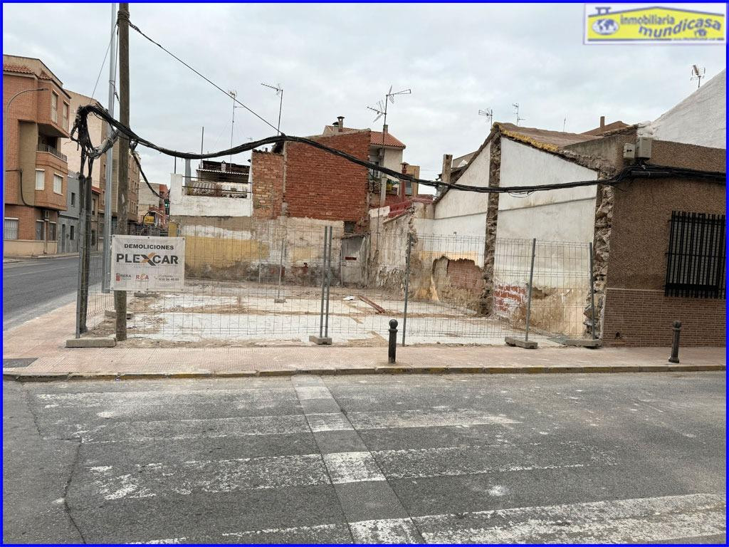 Solar en esquina con fachada a C/ La Luz y Carretera de Abanilla