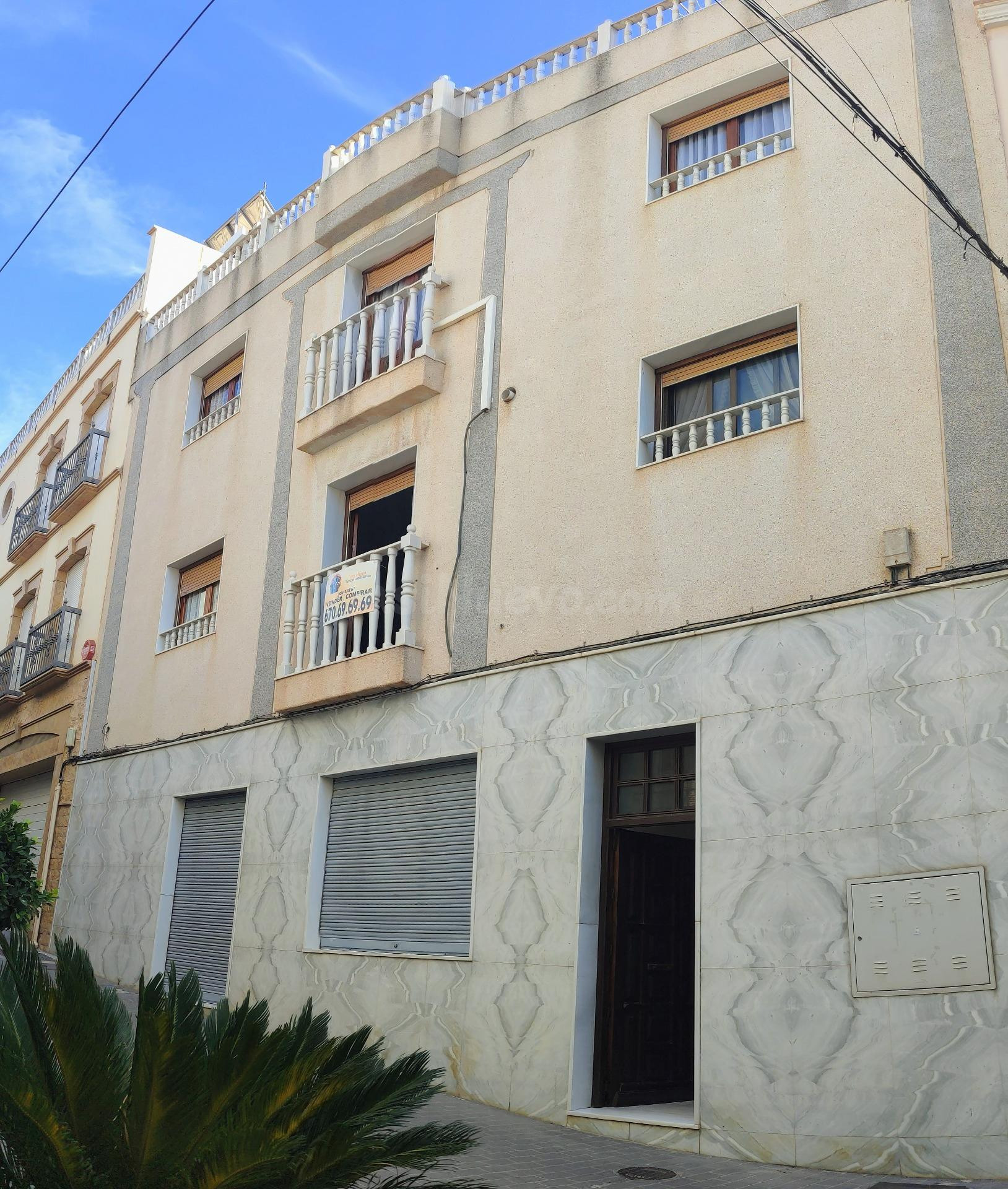 CASA DE TRES habitaciones , GARAJE Y LOCAL COMERCIAL EN MACAEL (ALMERÍA).