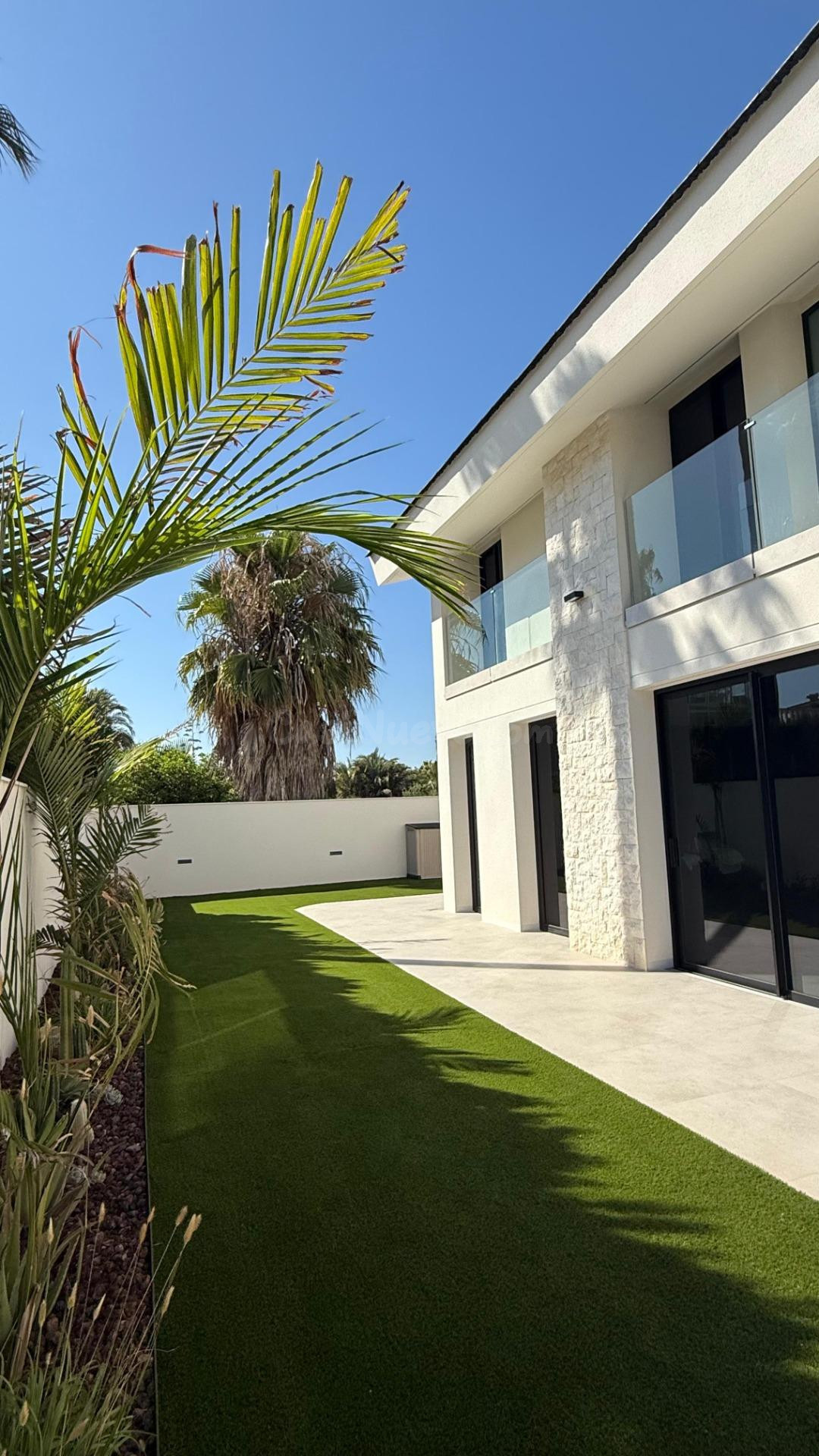 VENTA DE EXCLUSIVA VILLA EN LA MANGA DEL MAR MENOR