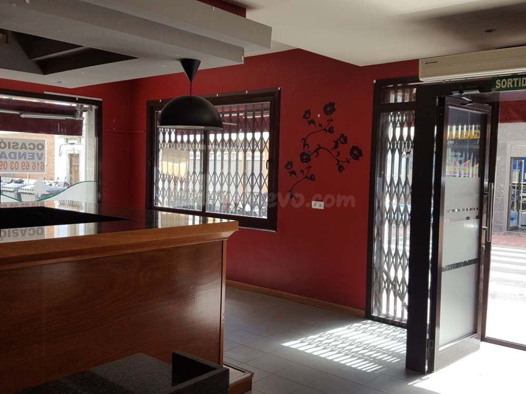 Local comercial con escaparates, esquinero,  en el centro de Sant Feliu.