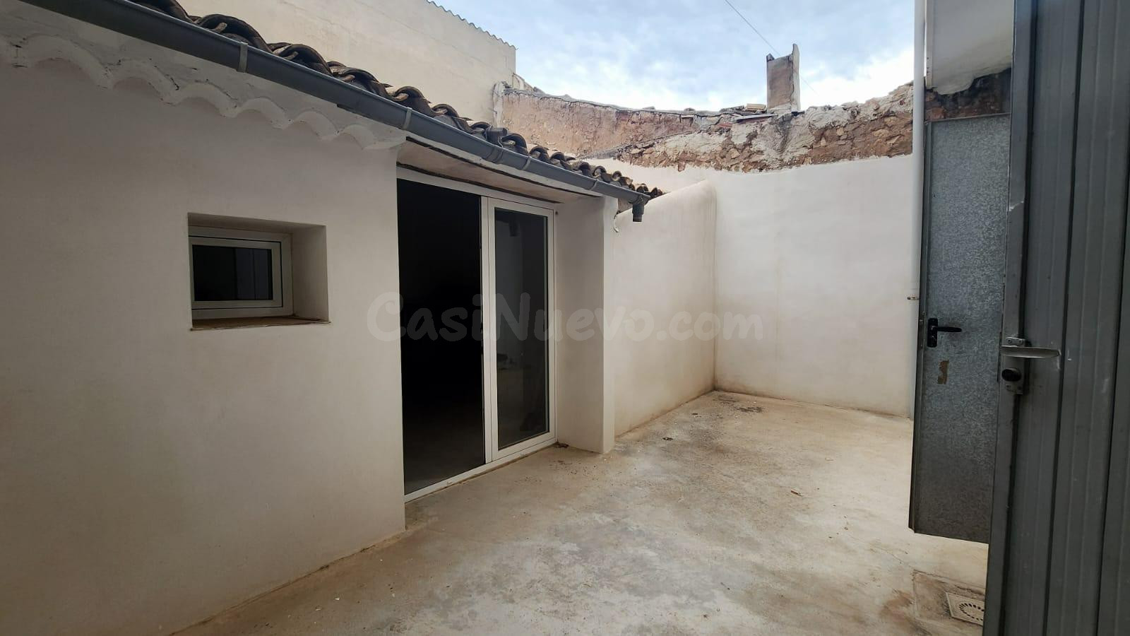 CASA CON DOS VIVIENDAS EN PINOSO
