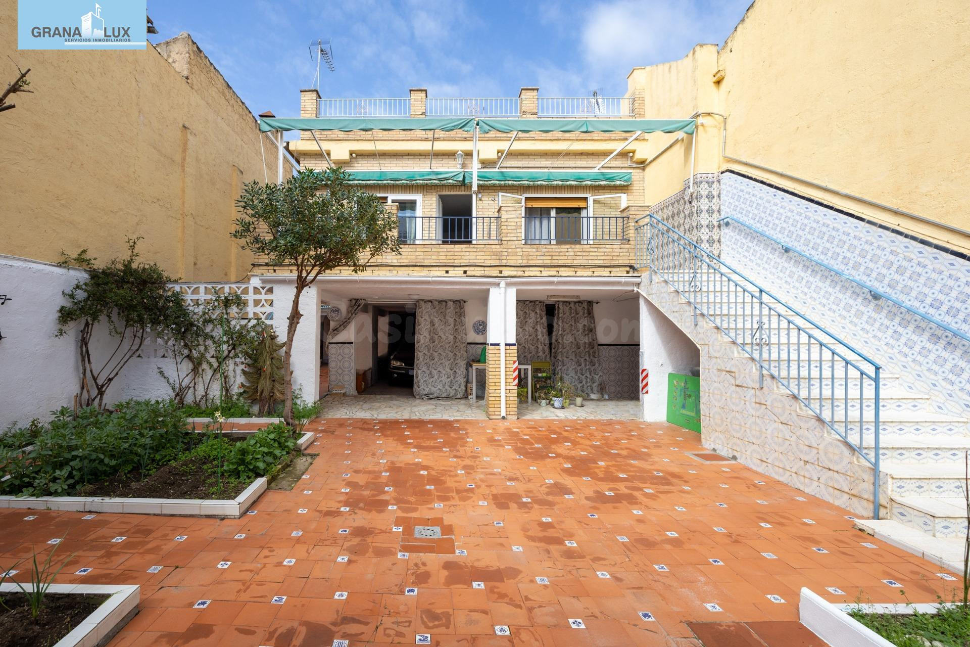 CASA EN PLENO CENTRO DE ARMILLA