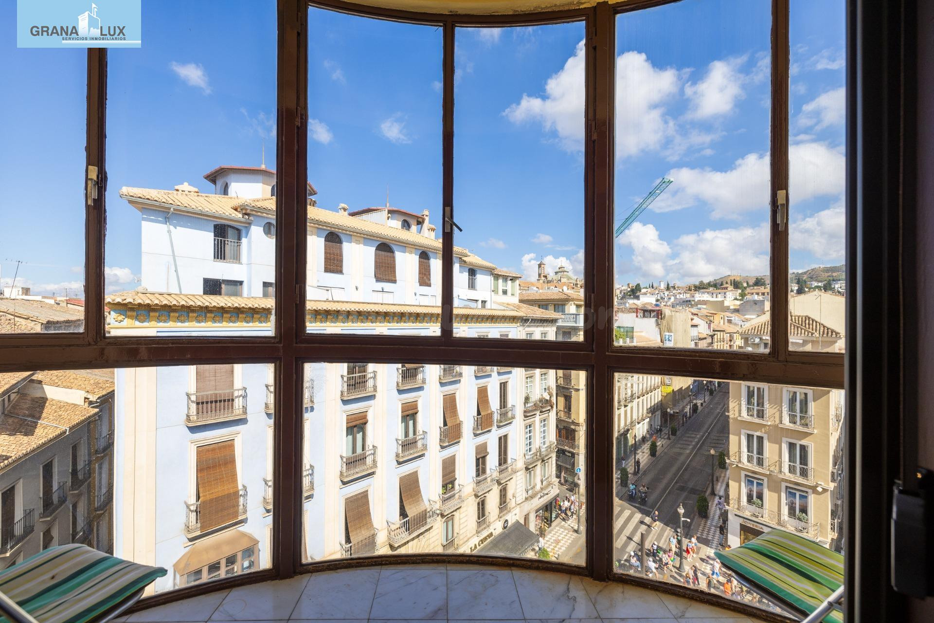 GRAN PISO EN PLAZA DEL CARMEN FRENTE AL AYUNTAMIENTO.