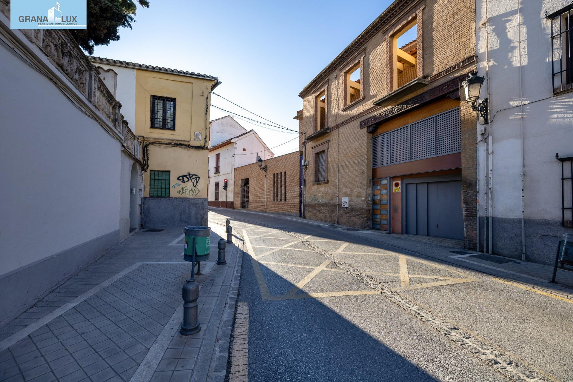 Barrio del Realejo. Sacamos a la venta dos plazas de garaje para coche muy grande.