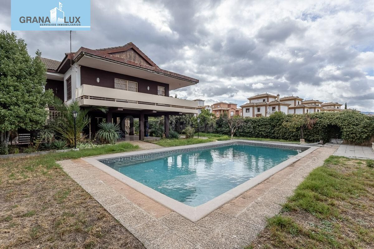 Gran casa con parcela y piscina en Cájar - foto 2