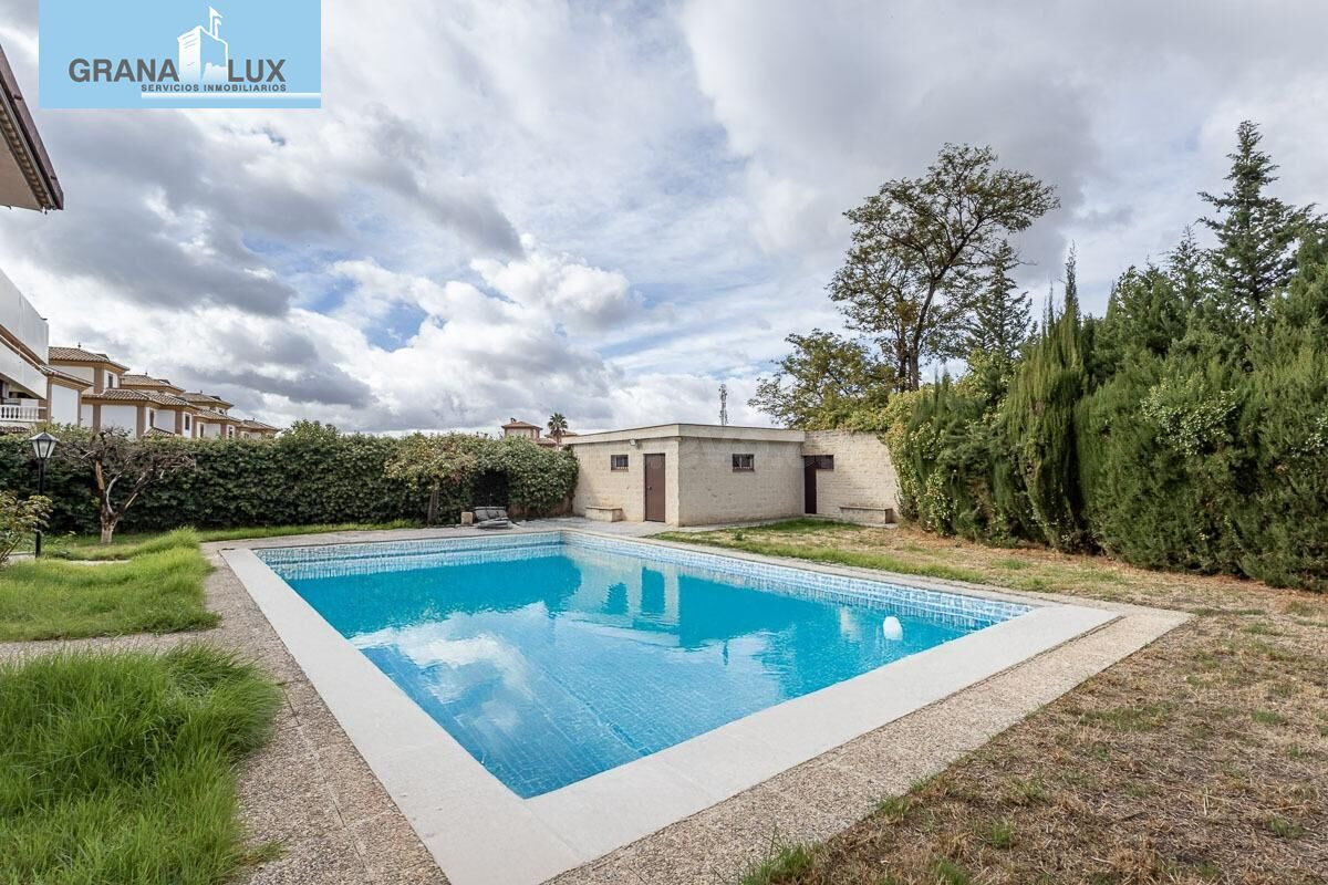 Gran casa con parcela y piscina en Cájar - foto 3