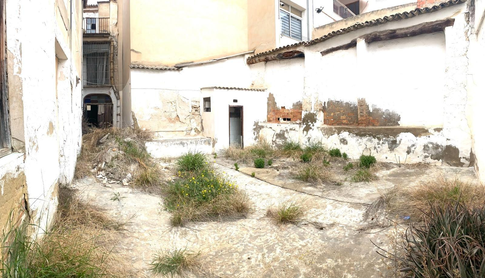 Casa histórica en venta junto al Ayuntamiento en el corazón  - foto 2