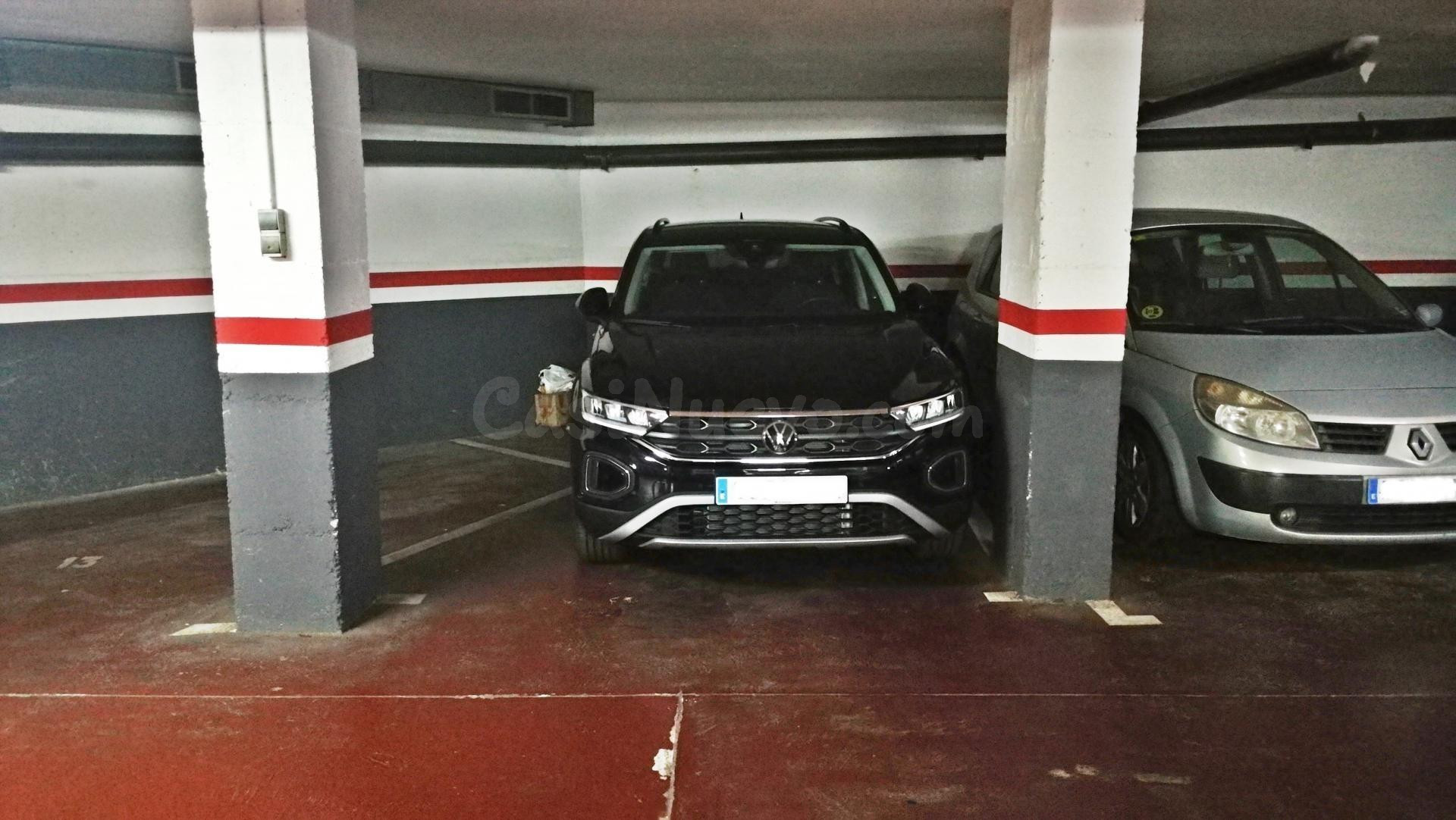 Plaza de aparcamiento para coche grande en venta – Fort Pienc, Barcelona