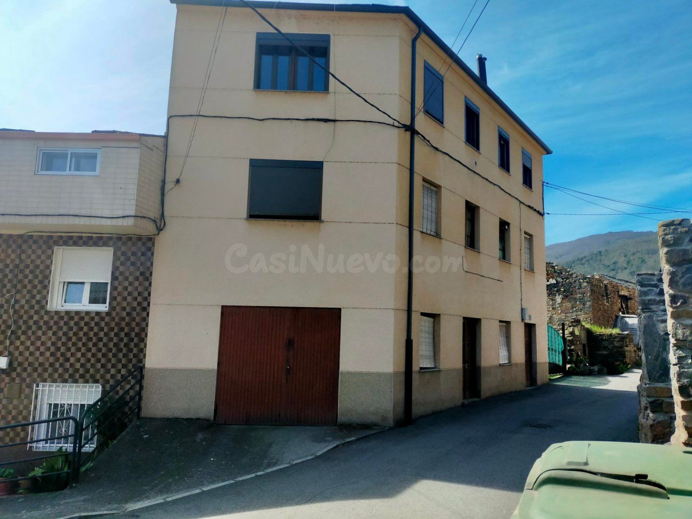 Edificio de tres plantas en Matarrosa del Sil, ideal para pi