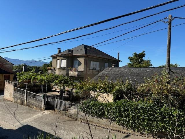 VENTA: Casa con jardín en Cueto.