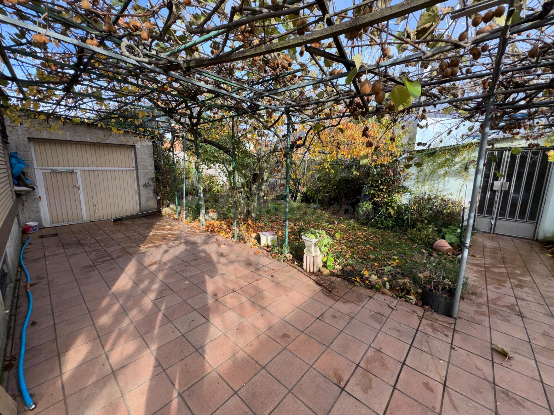 VENTA: Dos viviendas independientes en una misma propiedad con jardin. Compostilla. Ponferrada.