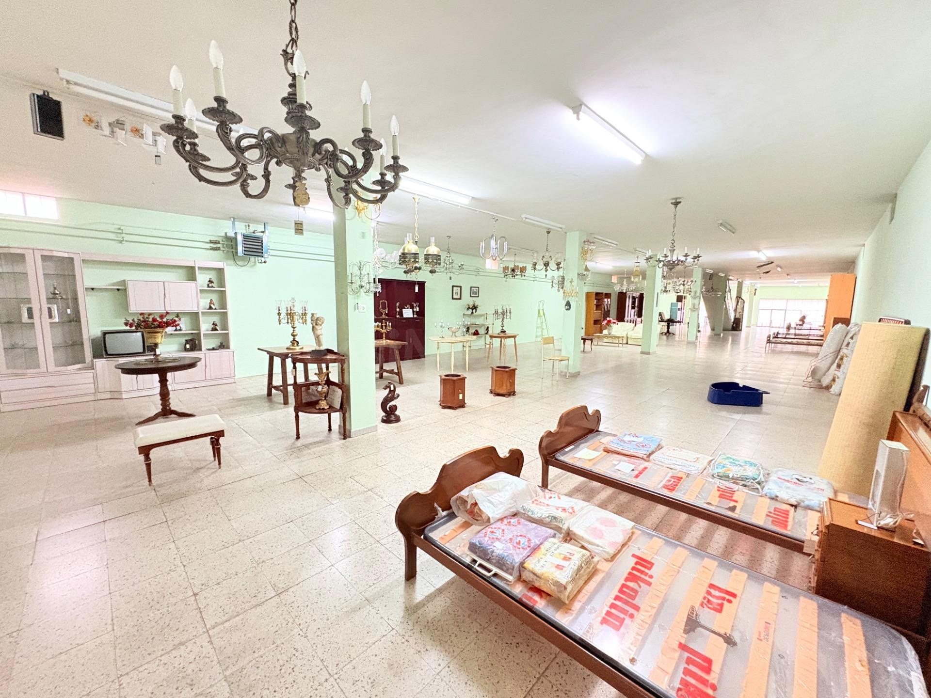 ¡Oportunidad Única! GIGANTE Local Comercial en Ponferrada - Flores del Sil 🌟