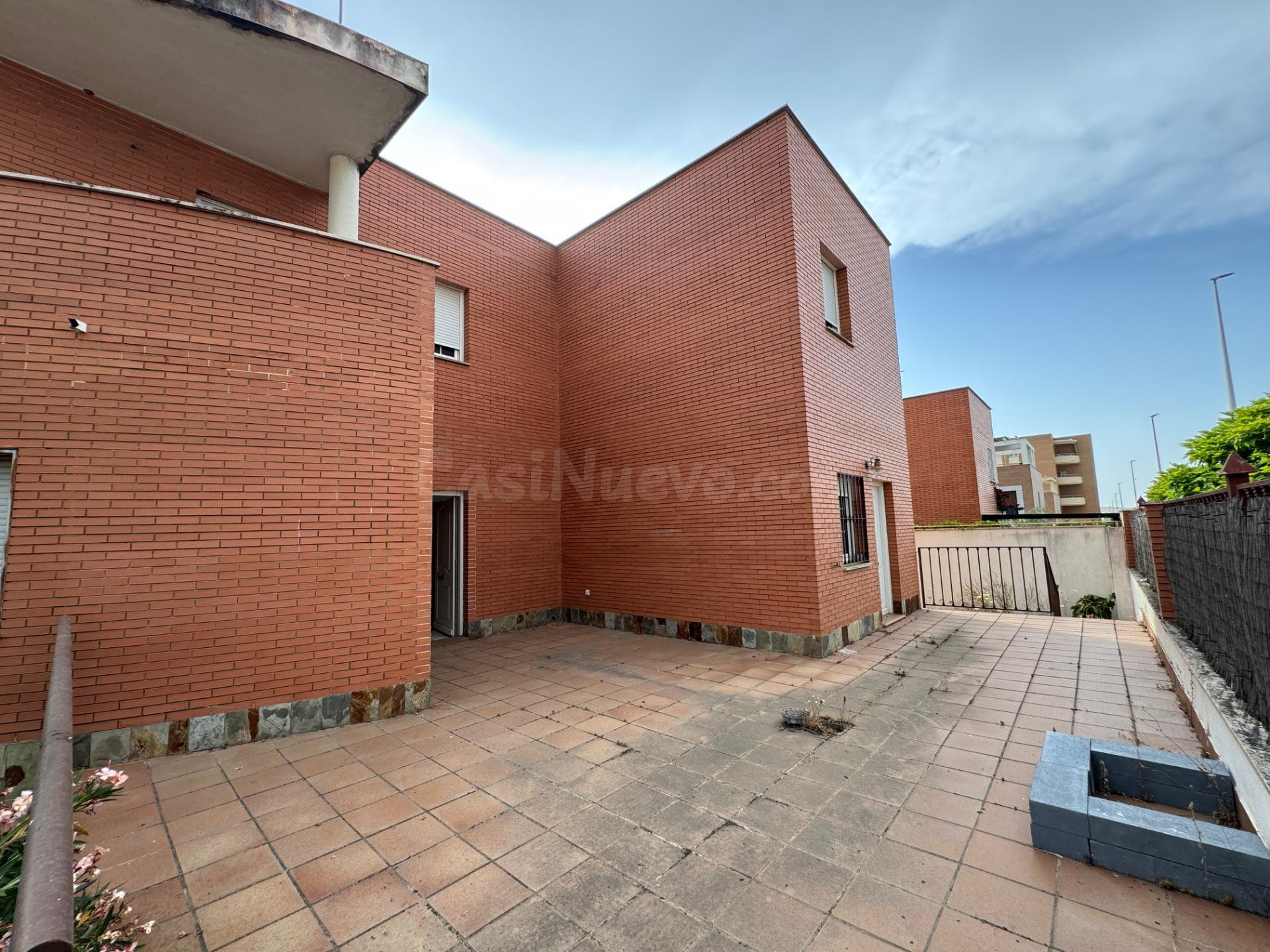 CASABANCO VENDE VIVIENDA PAREADA DE CUATRO DORMITORIOS EN ME