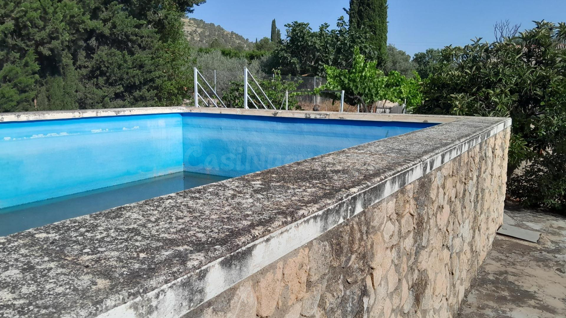 CHALET CON PISCINA A 8 KM DE YECLA JUNTO A LA MONTAÑA