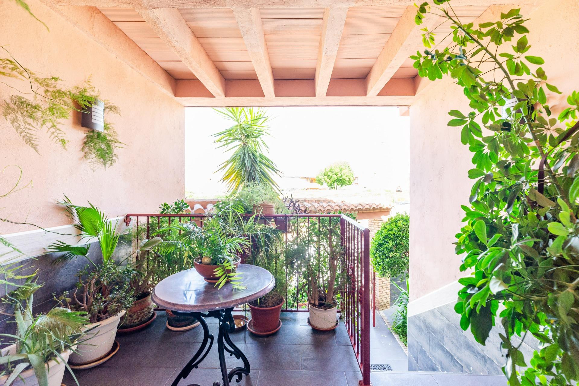 🏡 Gran Casa Adosada en Esquina en Peligros (Granada): Espacio, Comodidad y Luz Natural