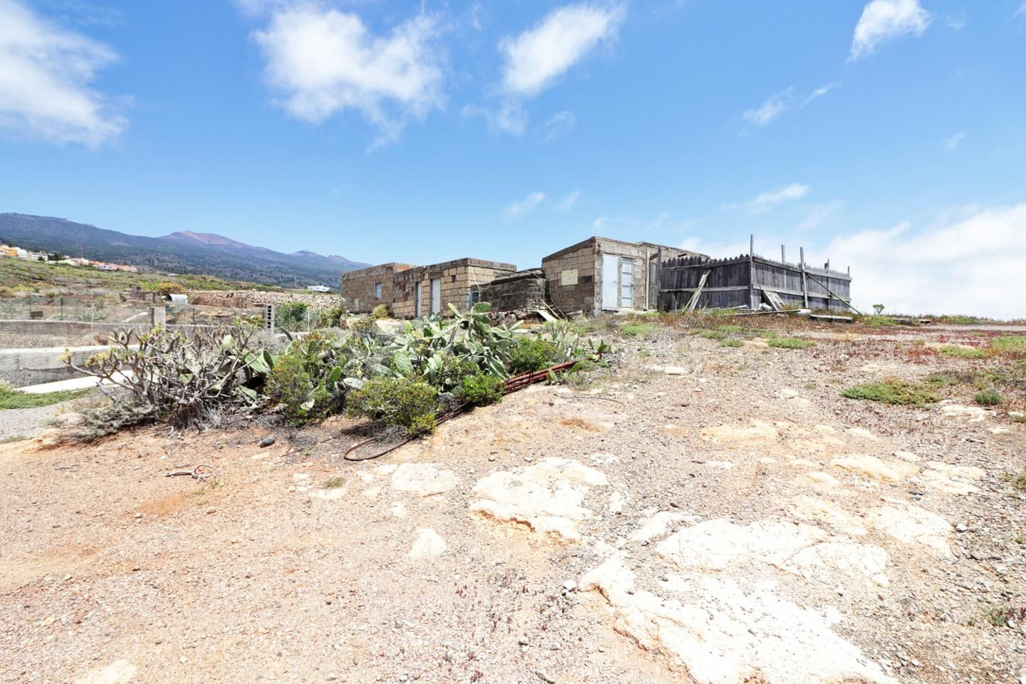 Terreno rústico con varias construcciones en Granadilla.