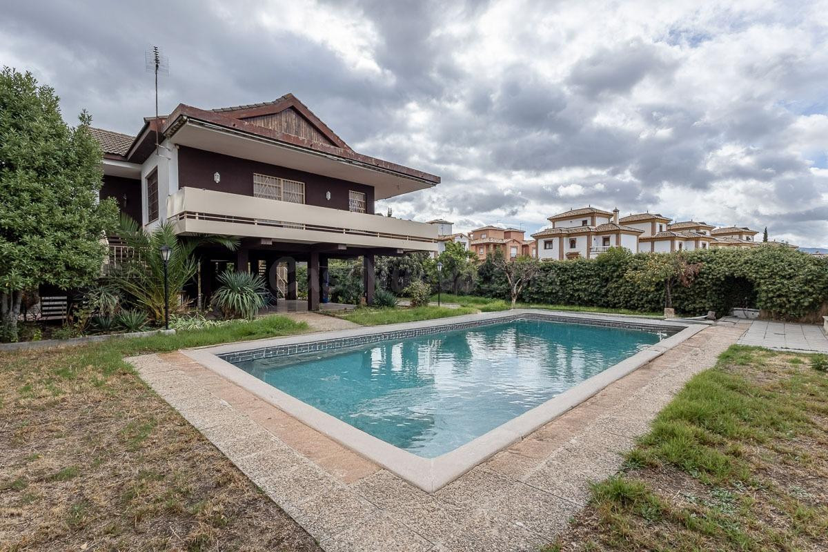 Gran casa con parcela y piscina en Cájar - foto 2