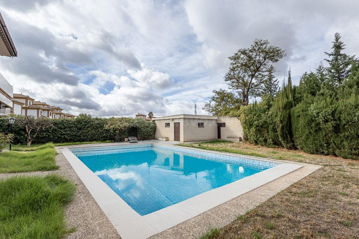 Gran casa con parcela y piscina en Cájar - foto 3