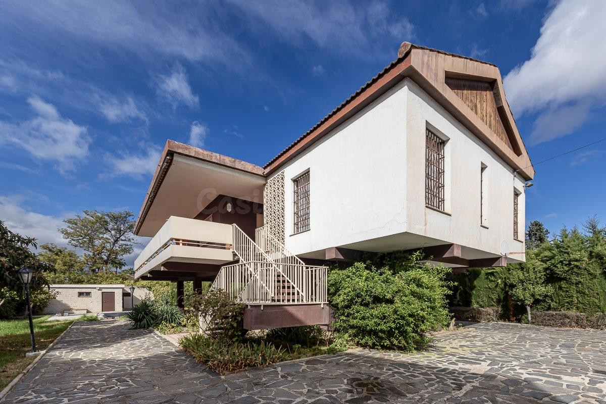 Gran casa con parcela y piscina en Cájar - foto 4