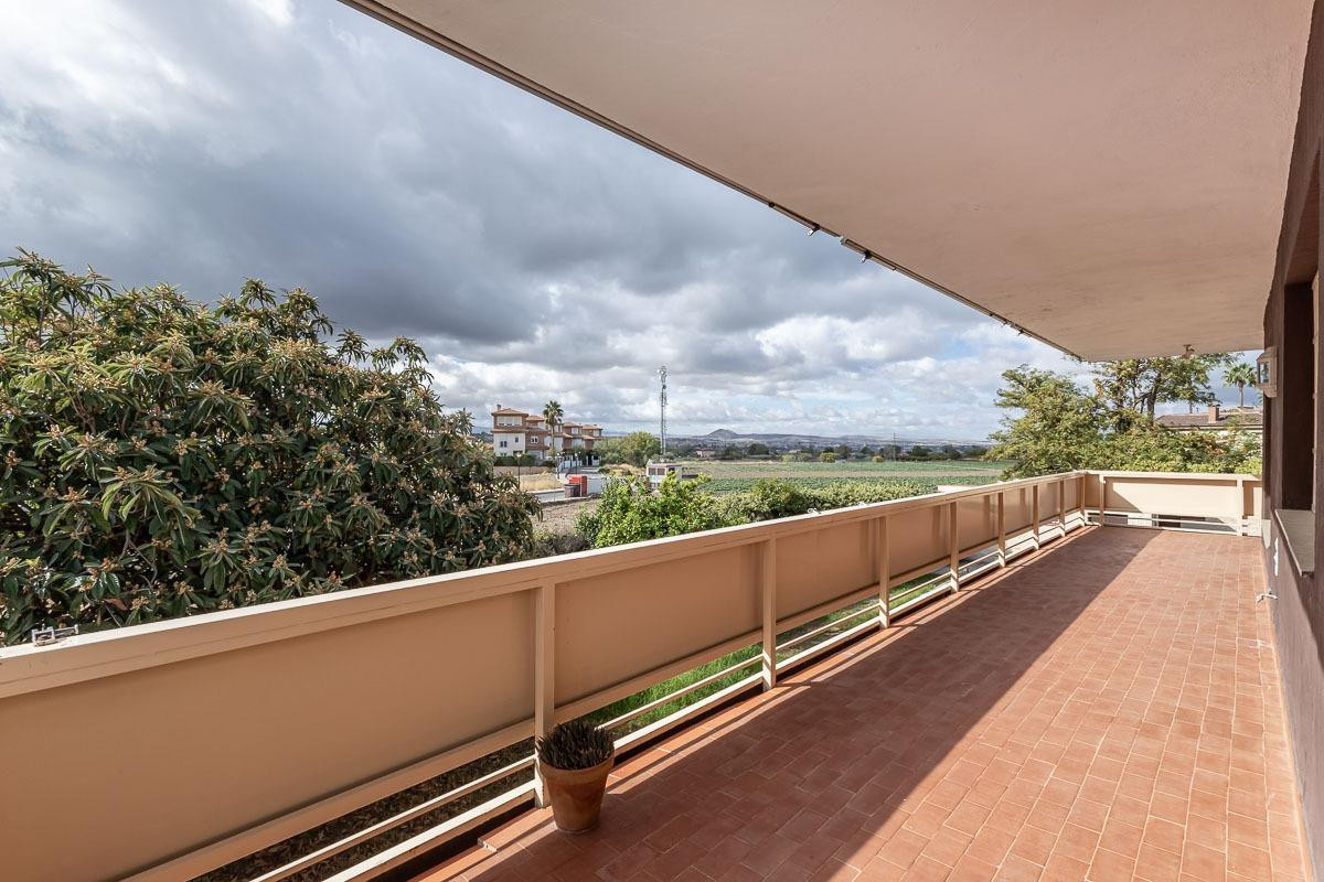Gran casa con parcela y piscina en Cájar - foto 5