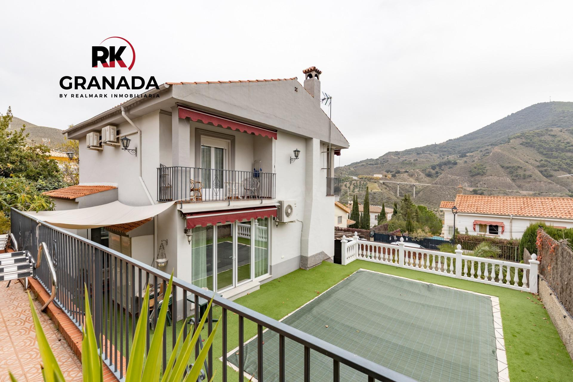 Chalets con piscina y zonas verdes en los Pinillos