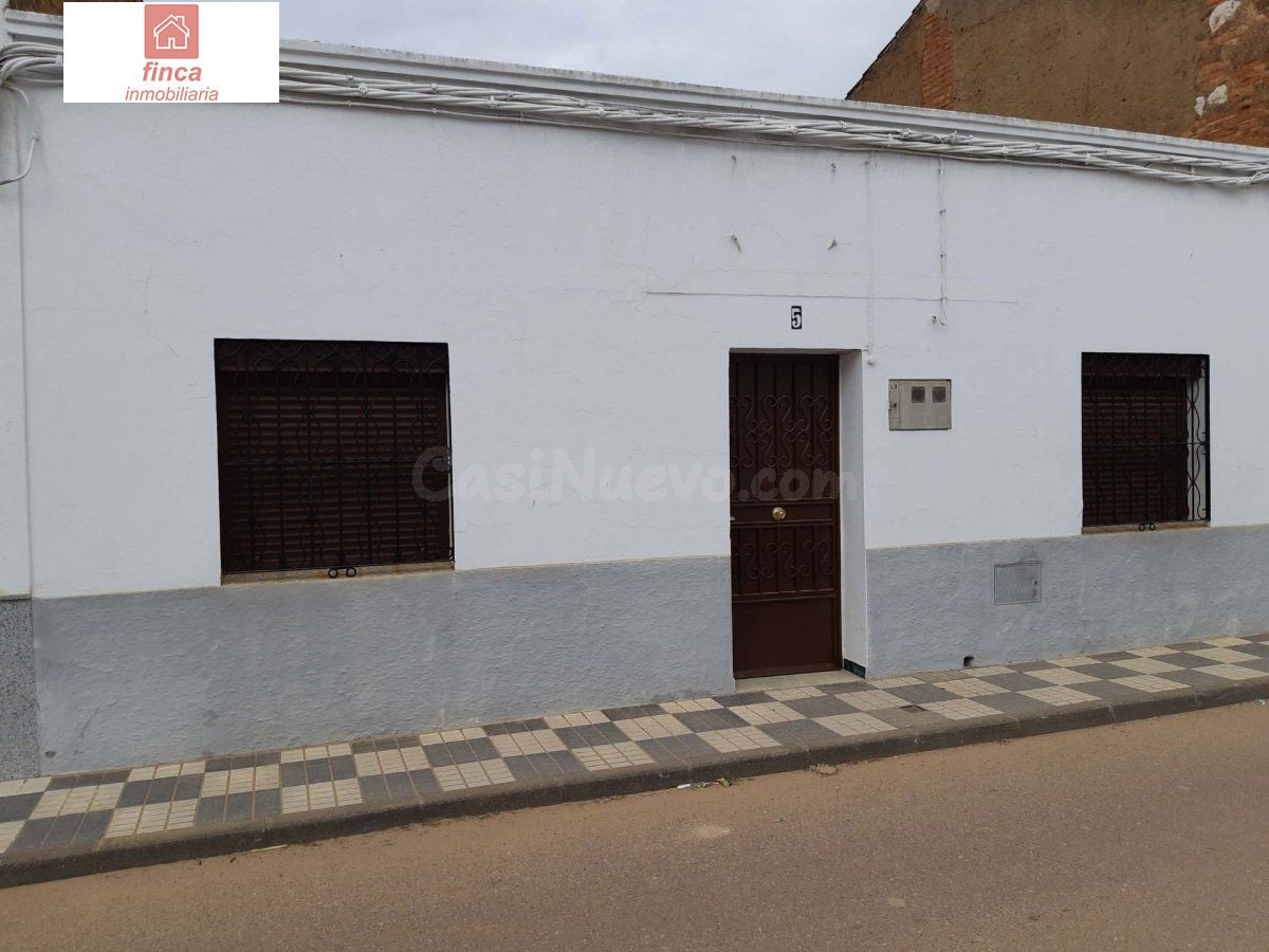 LA NAVA DE SANTIAGO, VIVIENDA AMPLIA, PATIO 300 M2, POSIBILIDAD SOLAR VENTA CONJUNTA SOLAR TRASERO