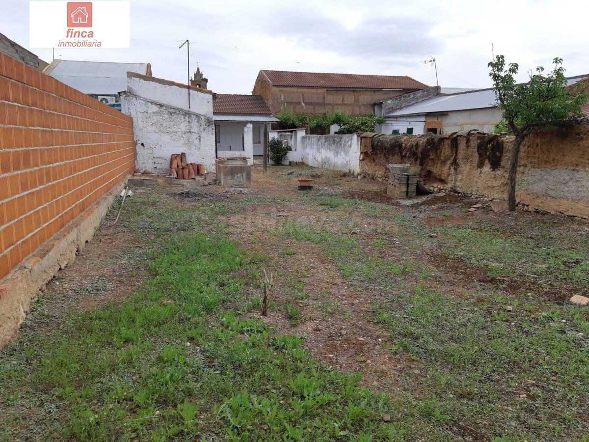 LA NAVA DE SANTIAGO, VIVIENDA AMPLIA, PATIO 300 M2, POSIBILI - foto 2