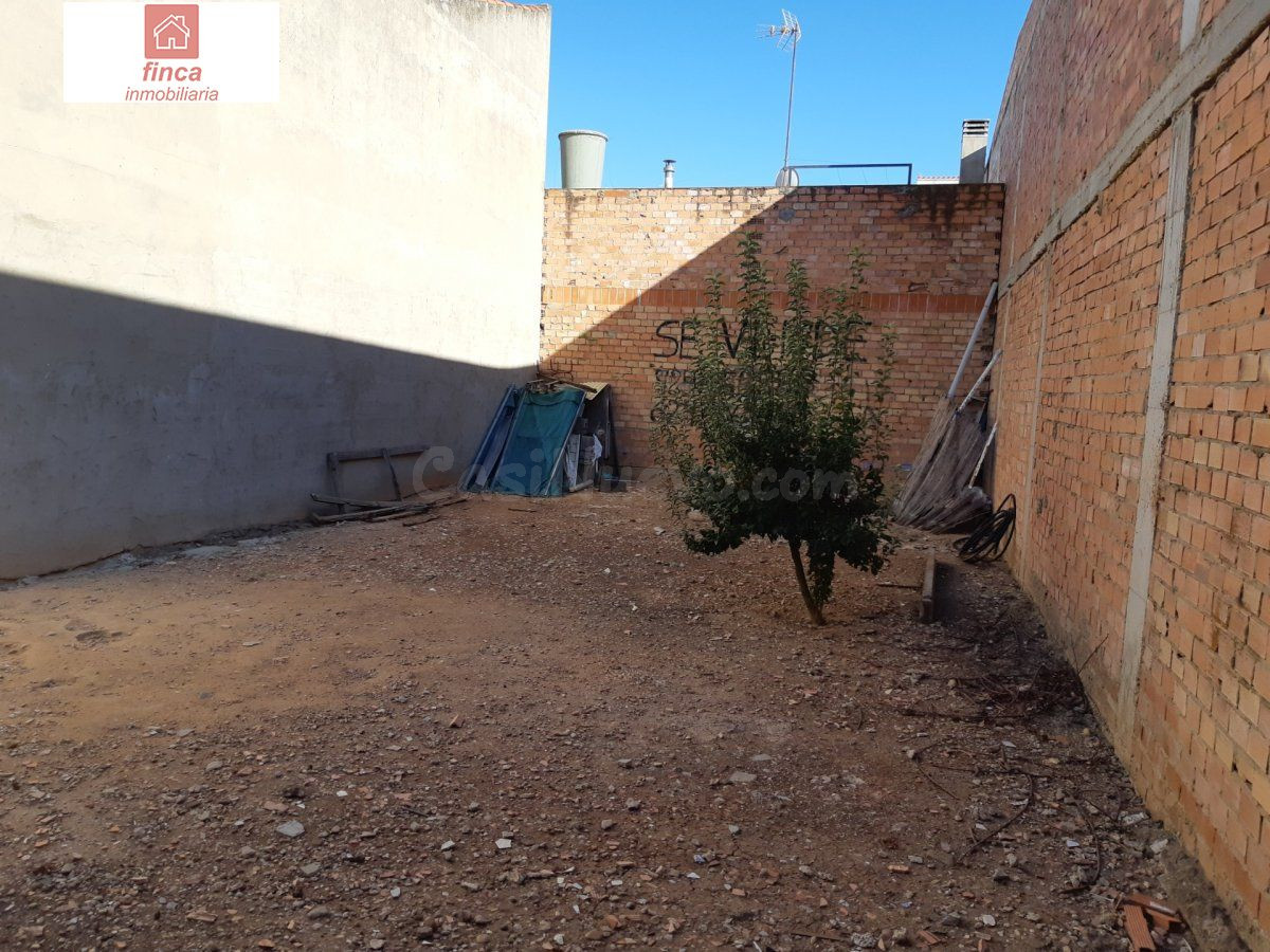 MONTIJO , SOLAR URBANO RODEADO, EXCELENTE UBICACIÓN ZONA RESIDENCIAL