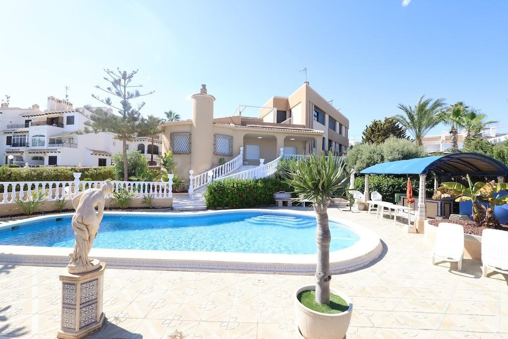Villa de Lujo en Primera Línea de Playa en Cala Capitán