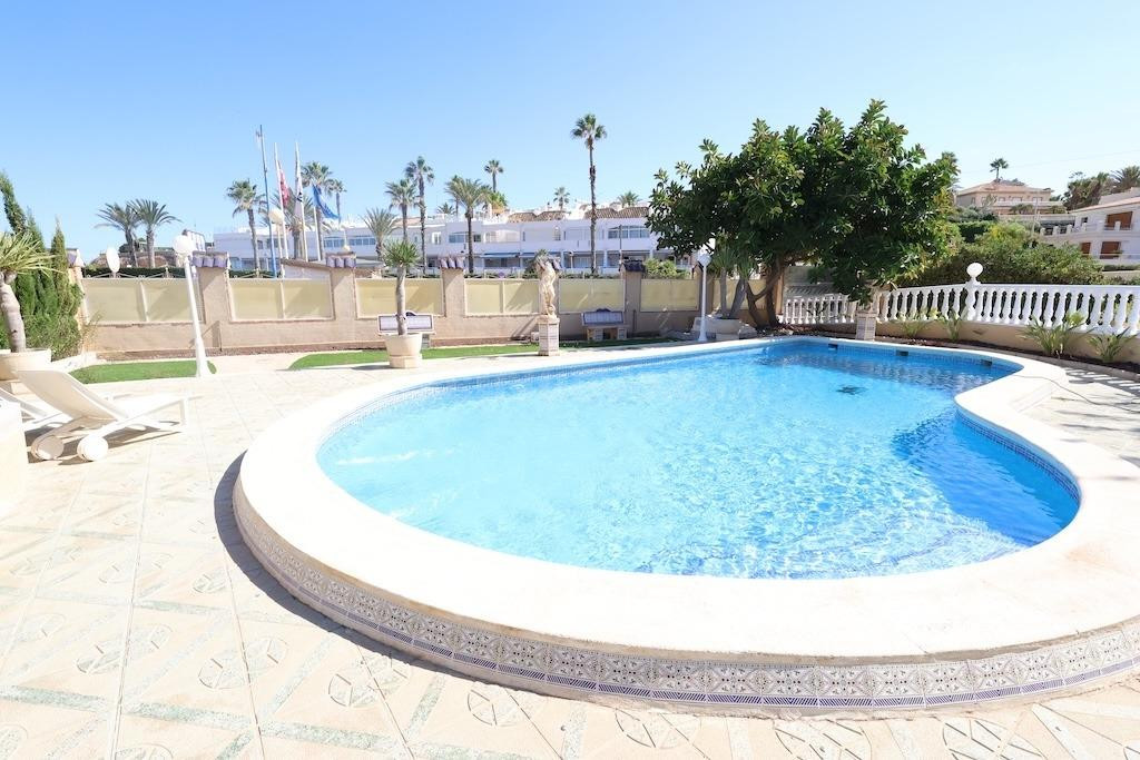 Villa de Lujo en Primera Línea de Playa en Cala Capitán - foto 4