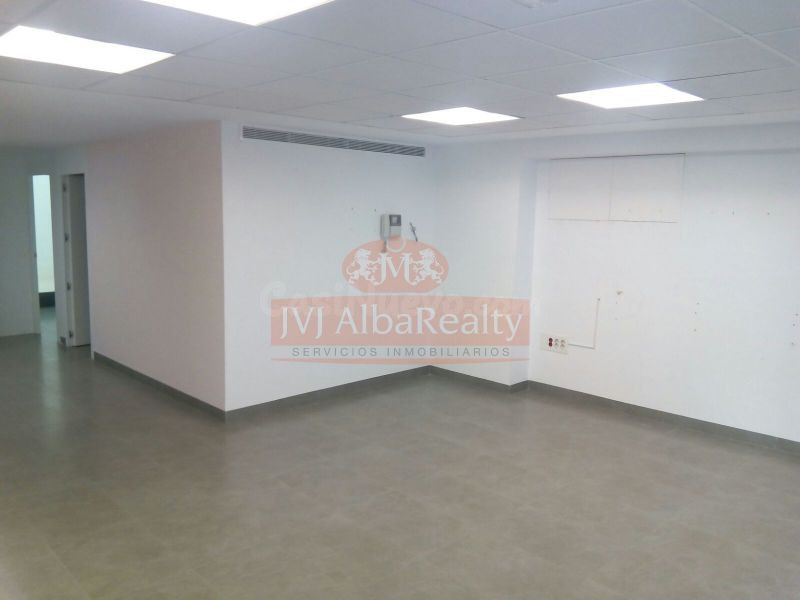 SE ALQUILA ENTREPLANTA EXCELENTE ESTADO DIAFANA 60m. PREPARADA PARA OFICINAS EN PLENO CENTRO