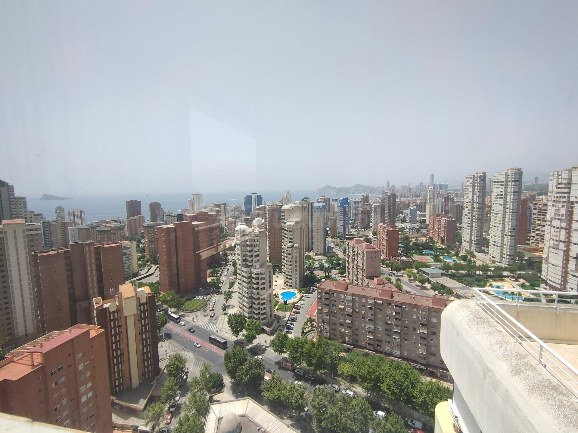 SE VENDE ATICO EN BENIDORM CON VISTAS IMPRESIONANTES - foto 2