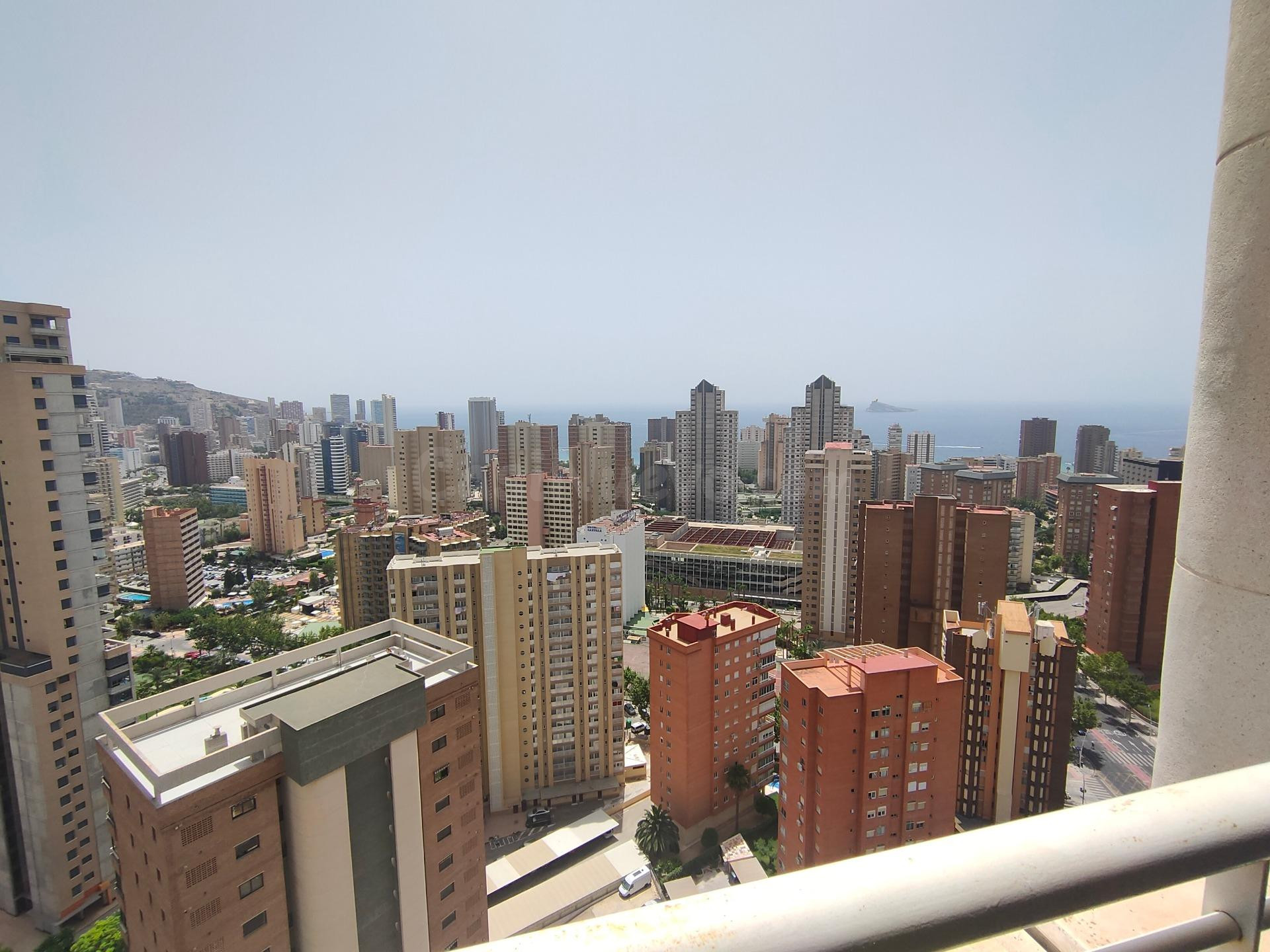 SE VENDE ATICO EN BENIDORM CON VISTAS IMPRESIONANTES - foto 3
