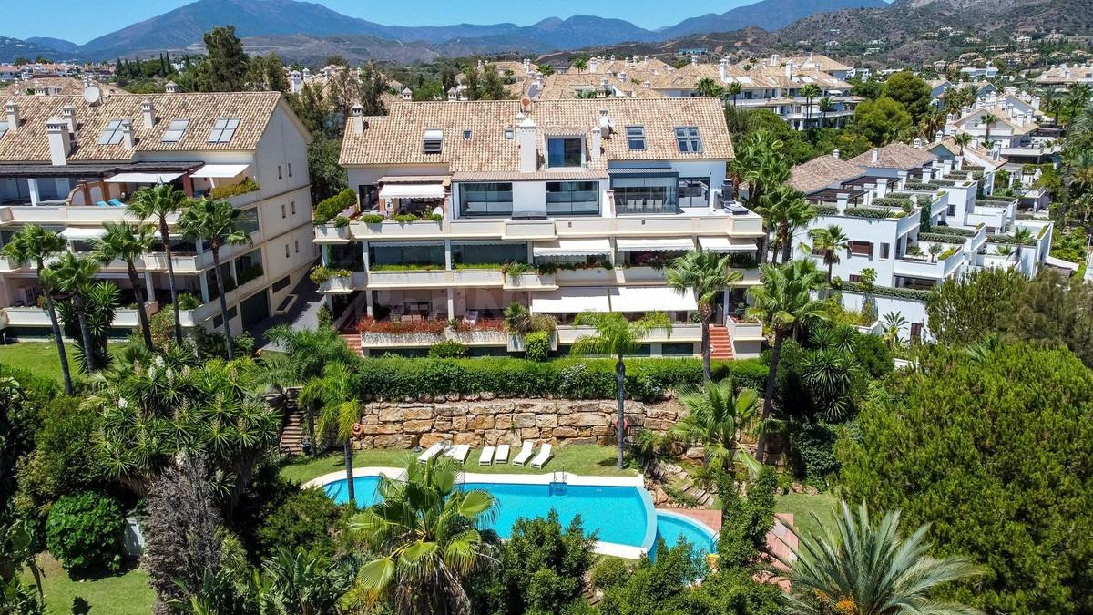 Ático dúplex reformado de 3 dormitorios, 3 baños con vistas al mar. Milla de Oro, Marbella